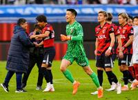 　横浜Ｍを破り９年ぶり９度目の優勝を果たし、駆け出す鹿島・ＧＫ早川（中央）