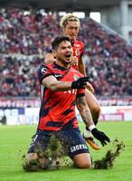 　前半、先制ゴールを決め喜ぶ鹿島・レオセアラ（手前）