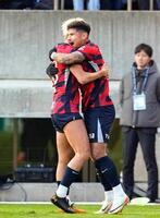 　前半、先制ゴールを決め喜ぶ鹿島・レオセアラ