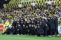 　ホーム最終戦を終えサポーターと記念撮影する柏イレブン（撮影・石井剣太郎）