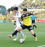 　前半、競り合う柏・細谷真大（右）＝撮影・石井剣太郎