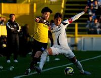 　後半、競り合う柏・山之内（左）と町田・昌子