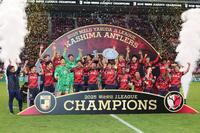 　Ｊ１を制覇し歓喜の鹿島イレブン（撮影・金田祐二））