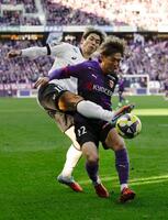 　後半、競り合う神戸・大迫（左）と京都・須貝