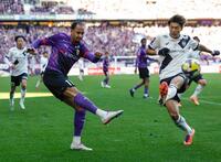 　前半、攻め込む京都・マルコトゥーリオ（左）