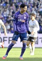 　後半、決勝のＰＫを決め、雄たけびを上げる広島・木下