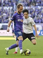 　後半、ボールをキープする広島・ジェルマン（手前）