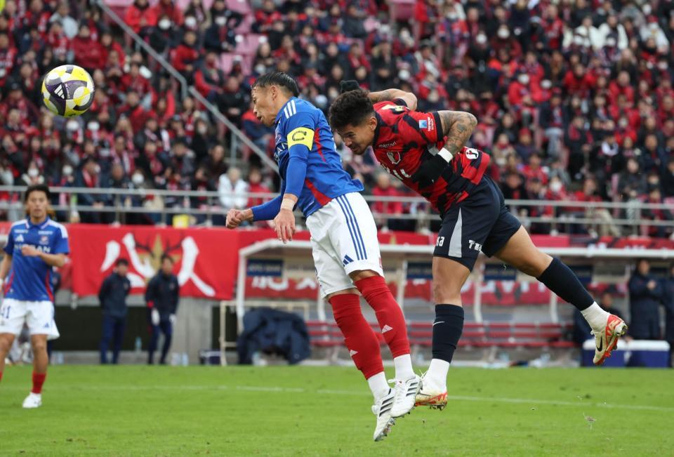 　後半、この日２点目となるヘディングシュートを決める鹿島・レオセアラ（撮影・金田祐二）