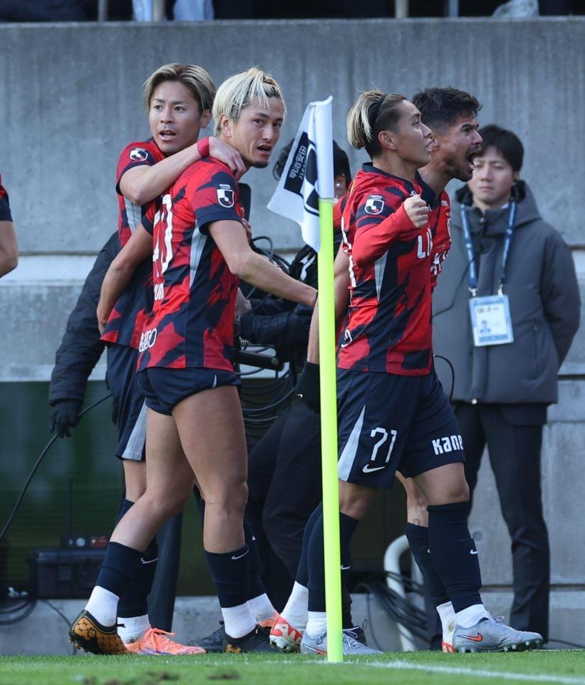 　前半、先制ゴールを挙げ喜ぶ鹿島・レオセアラ（右端）＝撮影・金田祐二