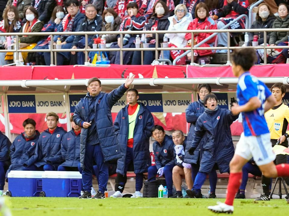 　前半、指示を出す鹿島・鬼木監督（左手前）