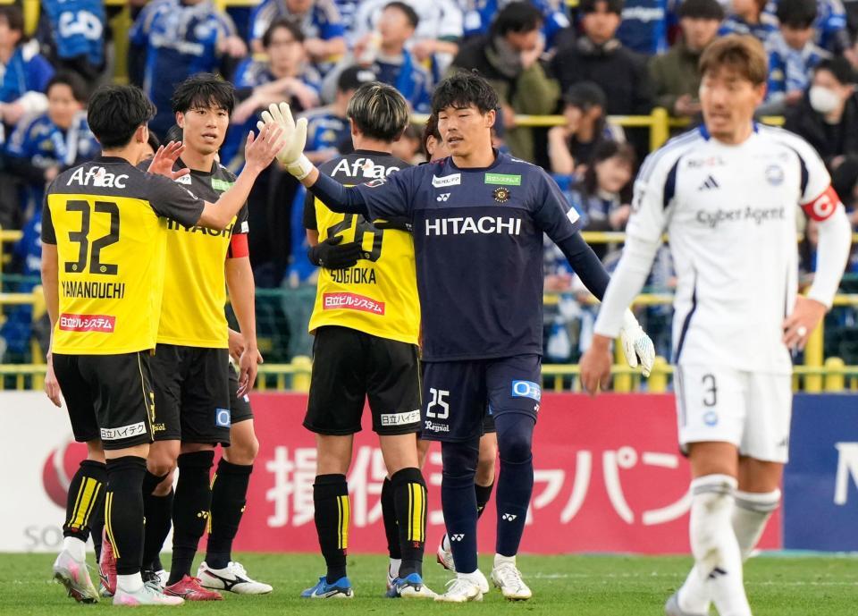 　町田に競り勝ち、タッチを交わす柏・ＧＫ小島（２５）