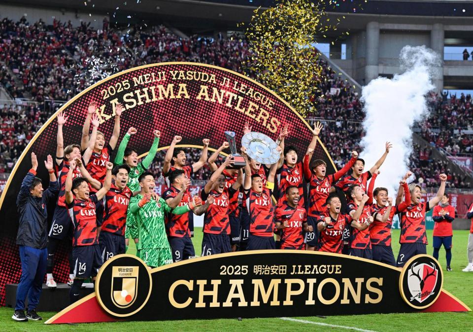 　９年ぶり９度目の優勝を果たし、喜ぶ鹿島の選手たち