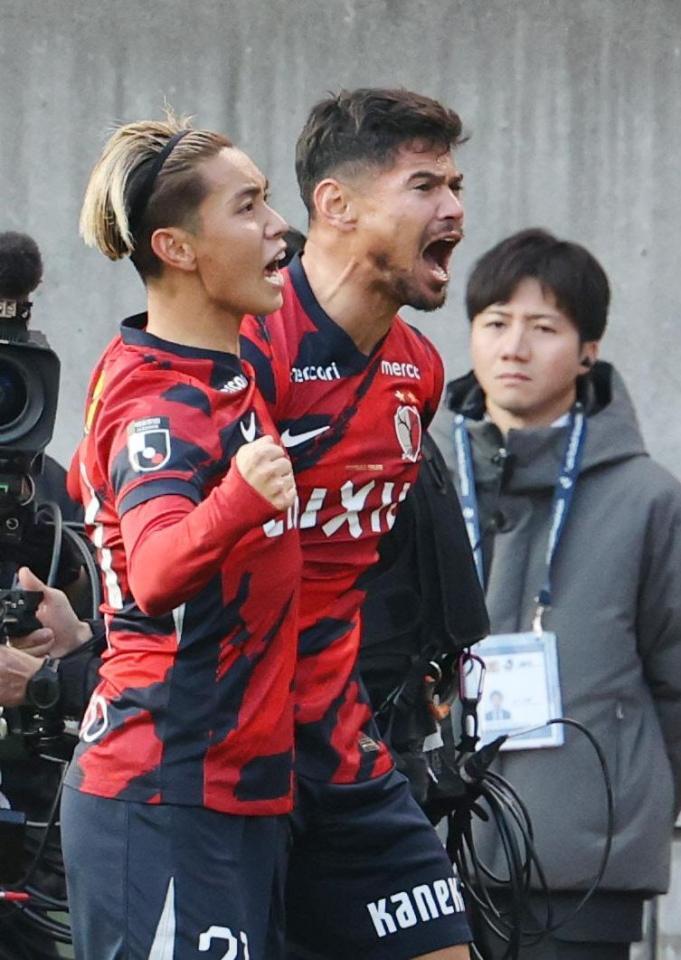　前半、先制ゴールを決め喜ぶ鹿島・レオセアラ（右）