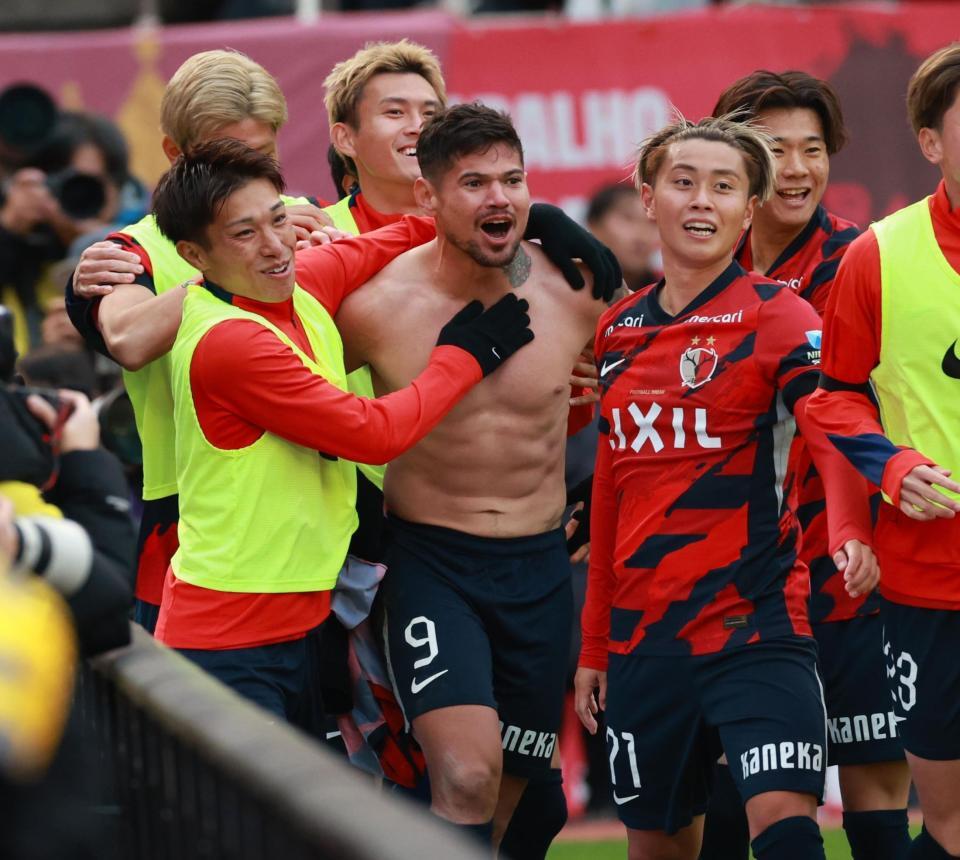 　後半、この日２点目となるヘディングシュートを決め喜ぶ鹿島・レオセアラ（撮影・金田祐二）