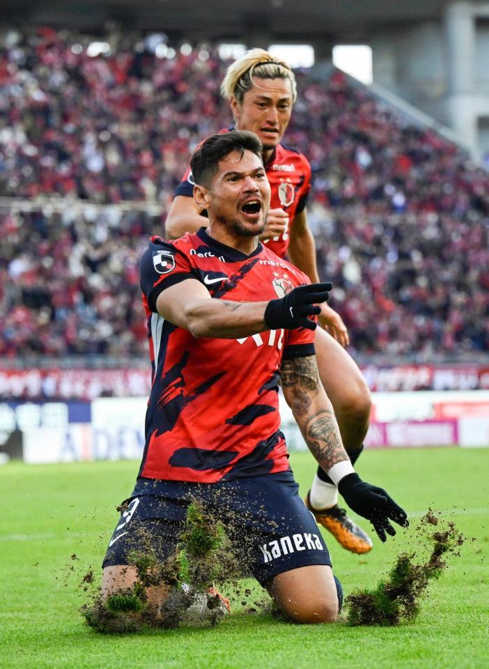 　前半、先制ゴールを決め喜ぶ鹿島・レオセアラ（手前）