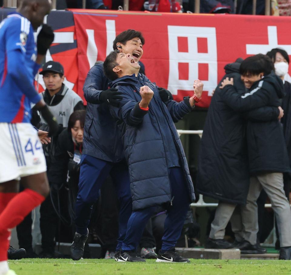 　優勝の瞬間、ガッツポーズの鹿島・鬼木達監督（撮影・金田祐二）