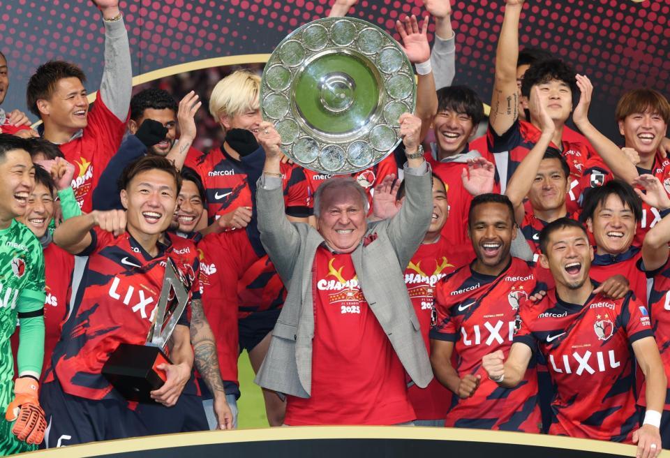 　鹿島イレブンと歓喜のジーコ氏（撮影・金田祐二）