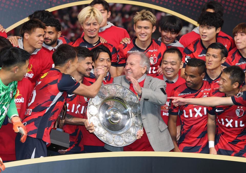 　鹿島イレブンを祝福するジーコ氏（撮影・金田祐二）