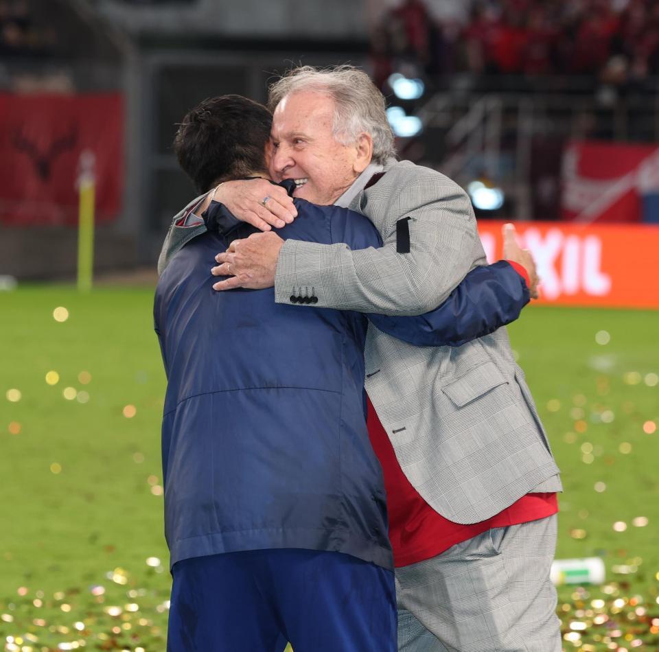 　鬼木達監督を祝福するジーコ氏（撮影・金田祐二）