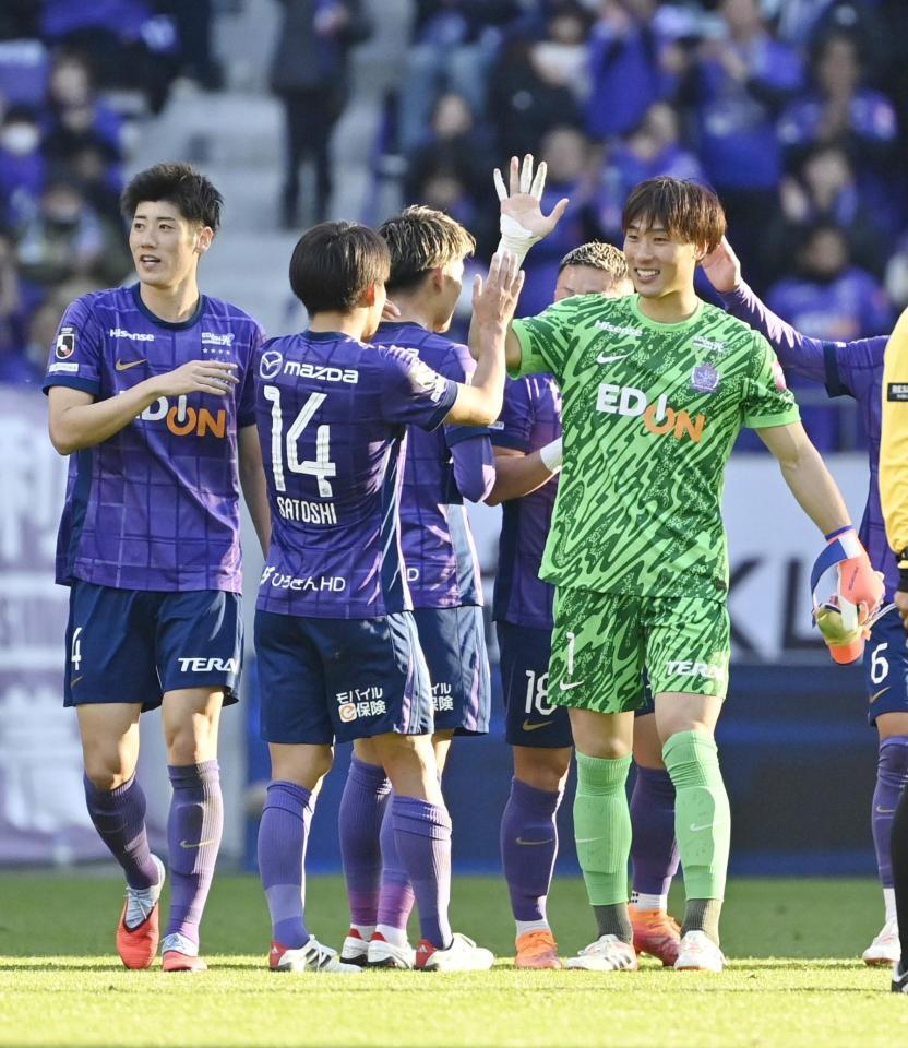 　湘南に逆転勝ちし、タッチを交わす広島イレブン