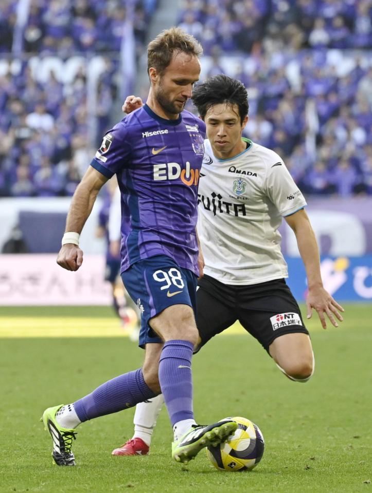 　後半、ボールをキープする広島・ジェルマン（手前）