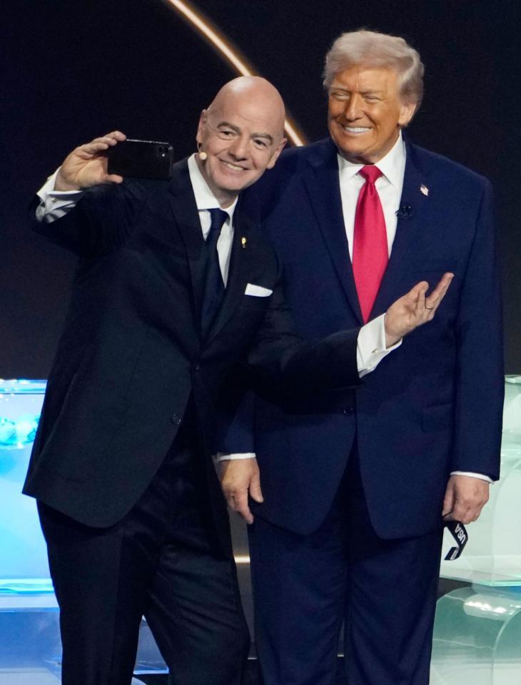 　サッカーＷ杯北中米３カ国大会の組み合わせ抽選会で、トランプ米大統領（右）と自撮りするＦＩＦＡのインファンティノ会長＝５日、米ワシントン（共同）