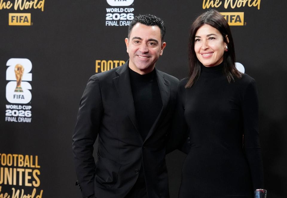 　サッカーＷ杯北中米３カ国大会の組み合わせ抽選会の会場で、写真に納まる元スペイン代表のシャビさん（左）＝５日、米ワシントン（共同）