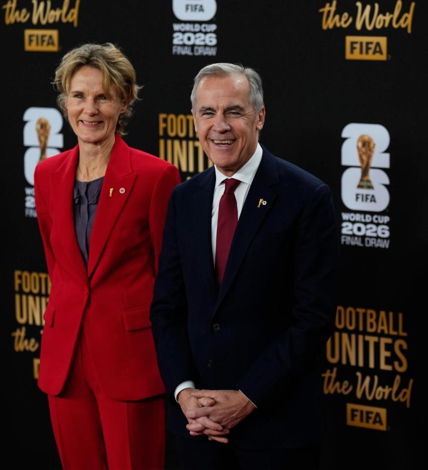 　サッカーＷ杯北中米３カ国大会の組み合わせ抽選会に出席するカナダのカーニー首相（右）＝５日、米ワシントン（共同）