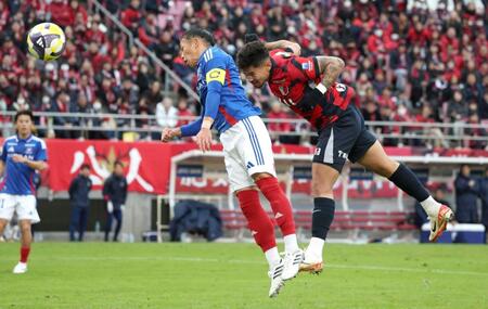 　後半、２点目となるヘディングシュートを決める鹿島・レオセアラ