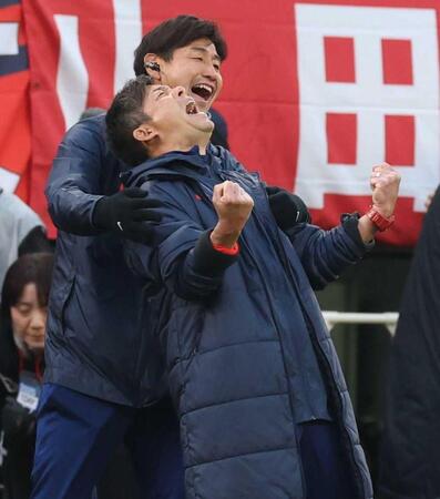 　優勝の瞬間ガッツポーズの鹿島・鬼木監督（撮影・金田祐二）
