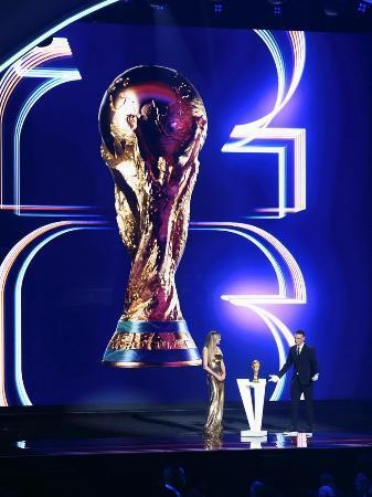 　サッカーＷ杯北中米３カ国大会の組み合わせ抽選会で返還されたトロフィー＝５日、米ワシントン（共同）