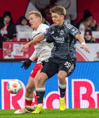 　ライプチヒ戦で競り合うＥフランクフルトの堂安（右）＝ライプチヒ（共同）