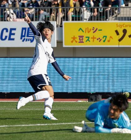 　徳島-磐田　前半、先制ゴールを決めた磐田・佐藤＝ポカリ