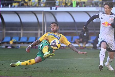 　後半、チーム１点目のゴールを決める千葉・カルリーニョスジュニオ