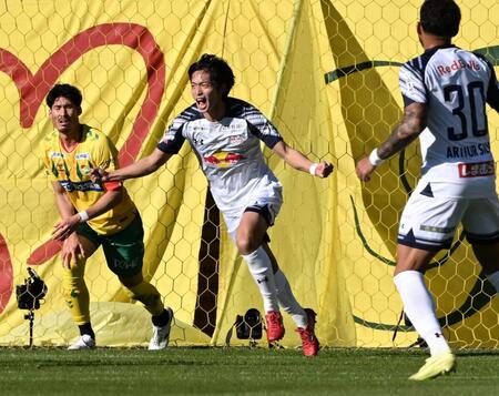 　前半、先制ゴールを決め喜ぶ大宮・泉（中）