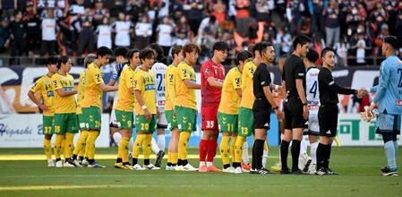 　後半、大宮イレブンと健闘をたたえ合う千葉イレブン