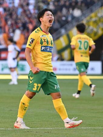 　後半、同点ゴールを決め喜ぶ千葉・姫野