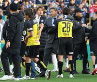 　試合を終え柏・戸嶋祥郎（２８）ら選手をねぎらう柏のリカルド・ロドリゲス監督（中央）＝撮影・石井剣太郎
