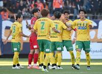 　大宮に逆転勝ちし、Ｊ１昇格プレーオフ決勝進出を決め喜ぶ千葉イレブン