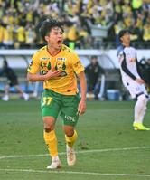 　チーム３点目のゴールを決め喜ぶ千葉・姫野