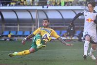 　後半、チーム１点目のゴールを決める千葉・カルリーニョスジュニオ