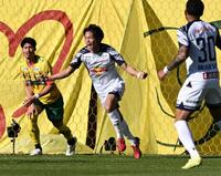 　前半、先制ゴールを決め喜ぶ大宮・泉（中）