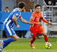 　アラベス戦で攻め込むレアル・ソシエダードの久保（共同）