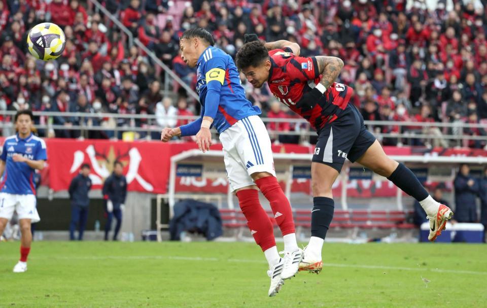 　後半、２点目となるヘディングシュートを決める鹿島・レオセアラ