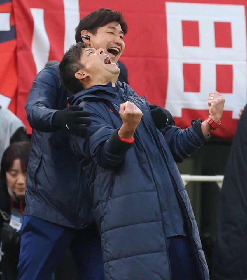 　優勝の瞬間ガッツポーズの鹿島・鬼木監督（撮影・金田祐二）
