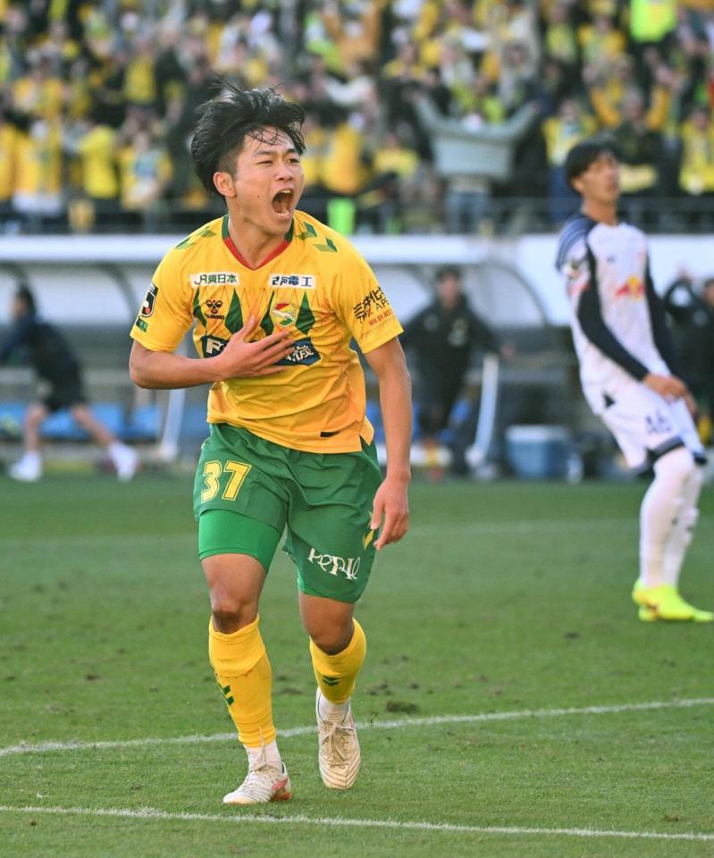 　チーム３点目のゴールを決め喜ぶ千葉・姫野