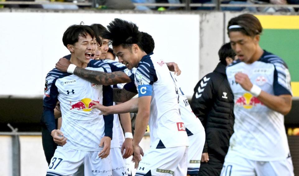 　前半、チーム２点目のゴールを決め喜ぶ大宮・関口（左端）