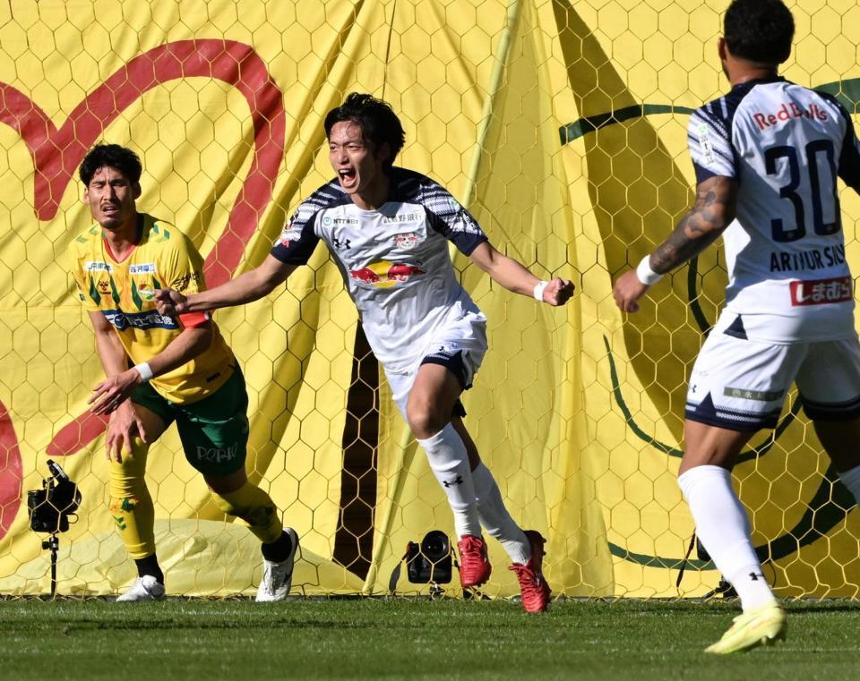 　前半、先制ゴールを決め喜ぶ大宮・泉（中）