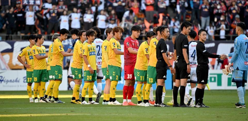 　後半、大宮イレブンと健闘をたたえ合う千葉イレブン