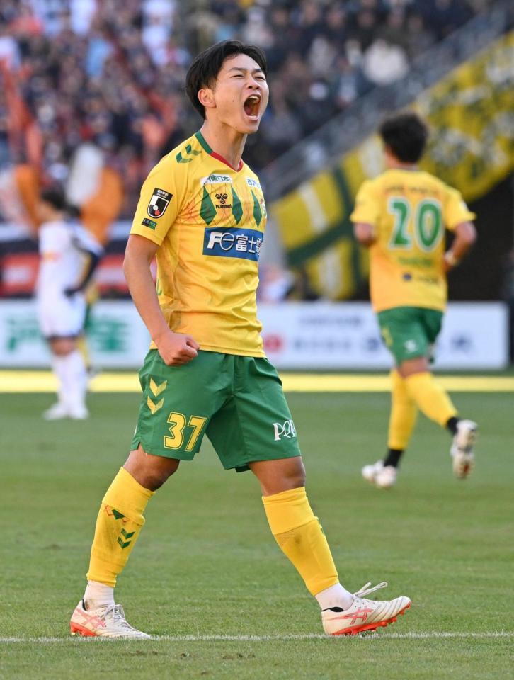 　後半、同点ゴールを決め喜ぶ千葉・姫野